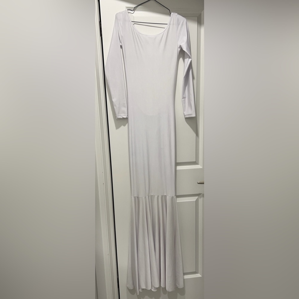 White Long Sleeve Open-Back Maxi Dress – Size M